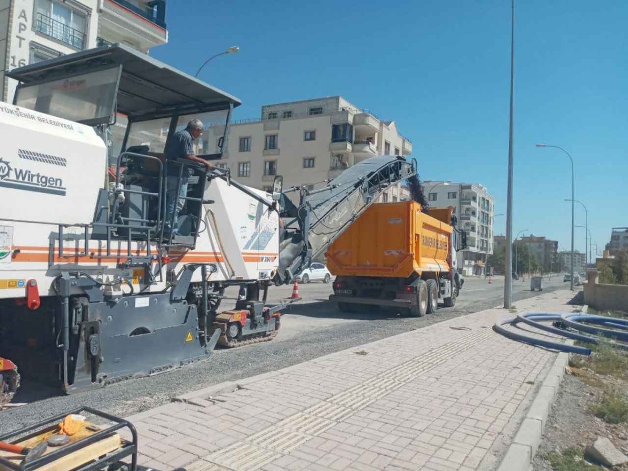 Viranşehir’de yol söküm çalışması