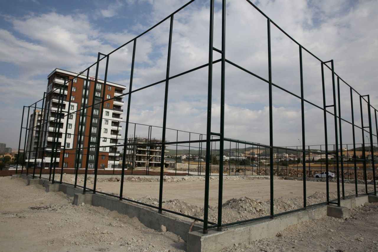 Karaköprü’ye yeni spor sahaları kazandırılıyor