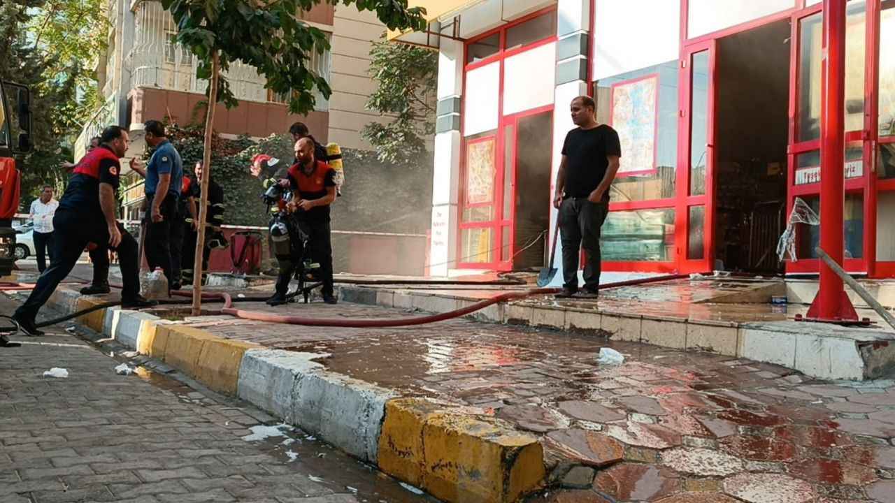 Karaköprü’de zincir markette yangın!