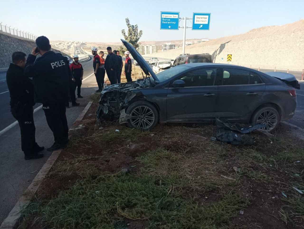 Urfa’da iki araç çarpıştı, biri refüje çıktı!