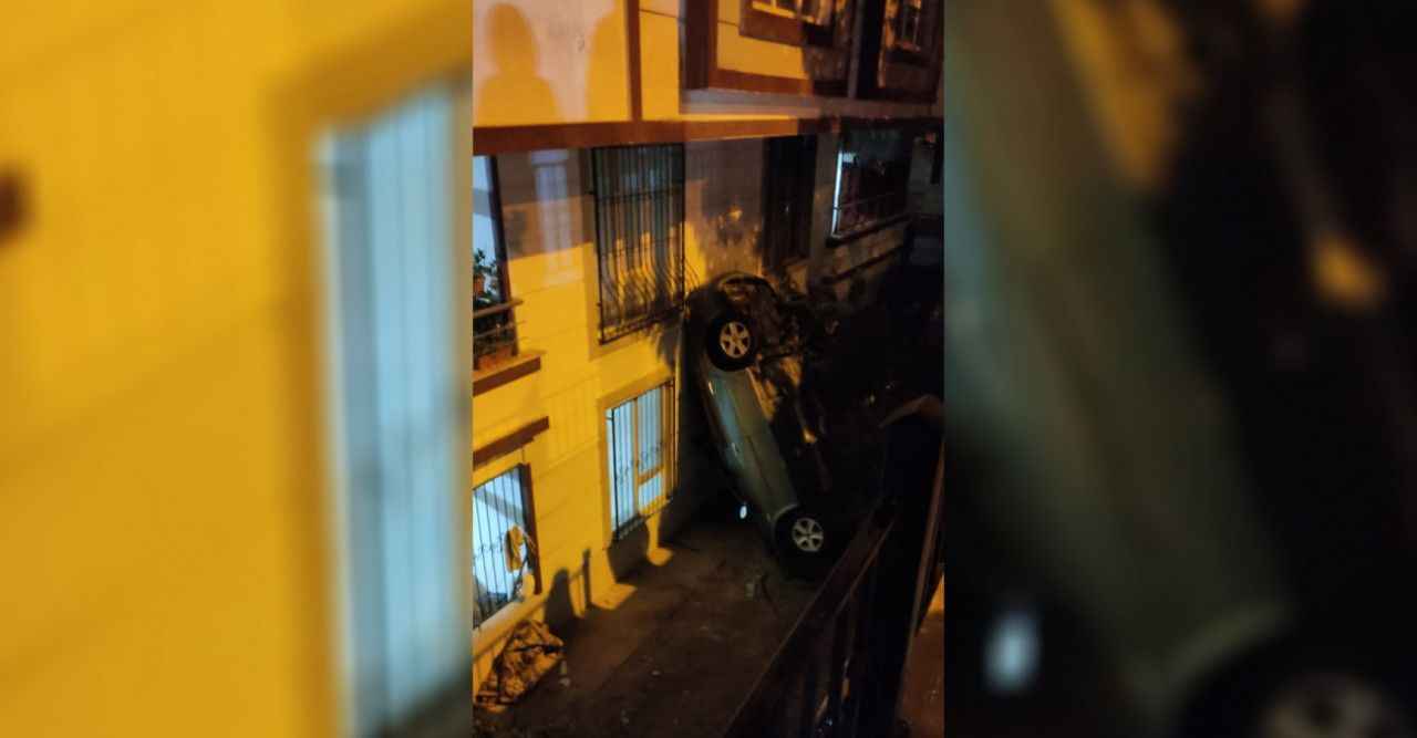 Urfa'da virajı alamayan otomobil apartmanın içine düştü!