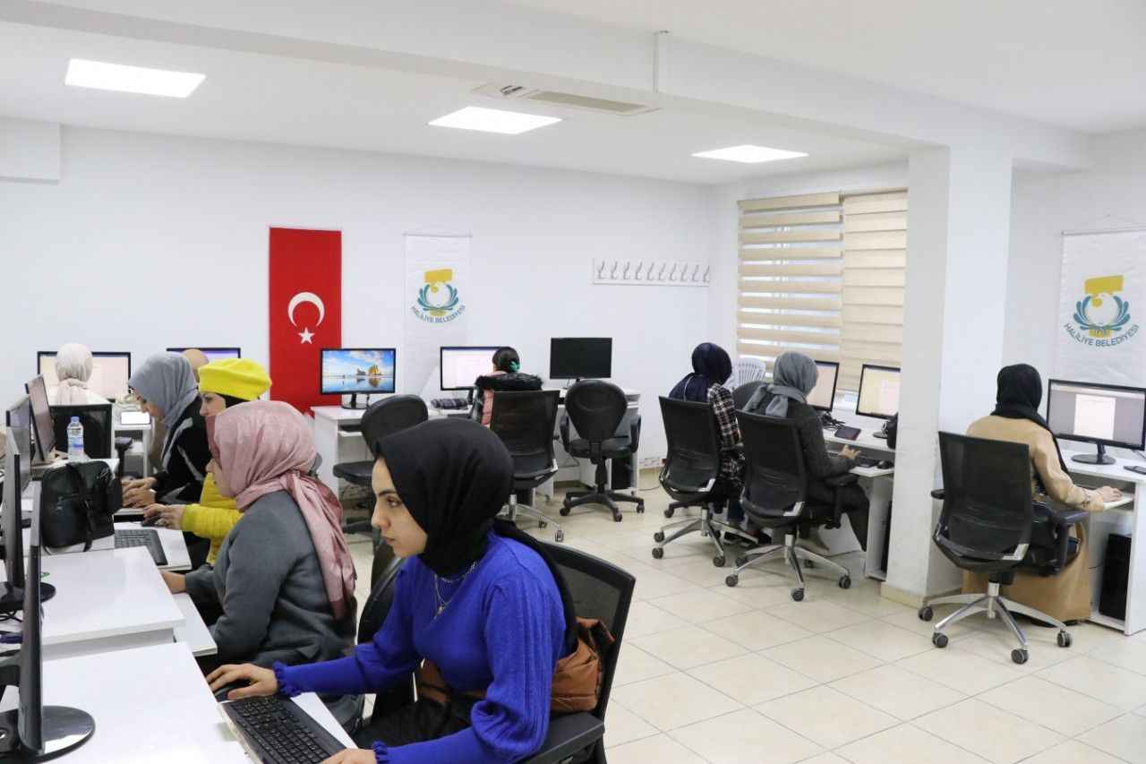 Gençler kursta bilgisayar öğreniyor