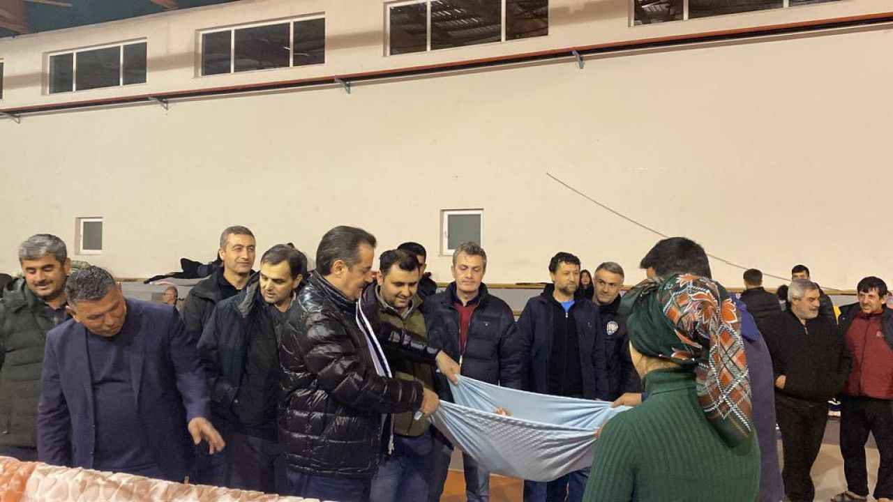 Eski Bakan Çelik deprem bölgesinde