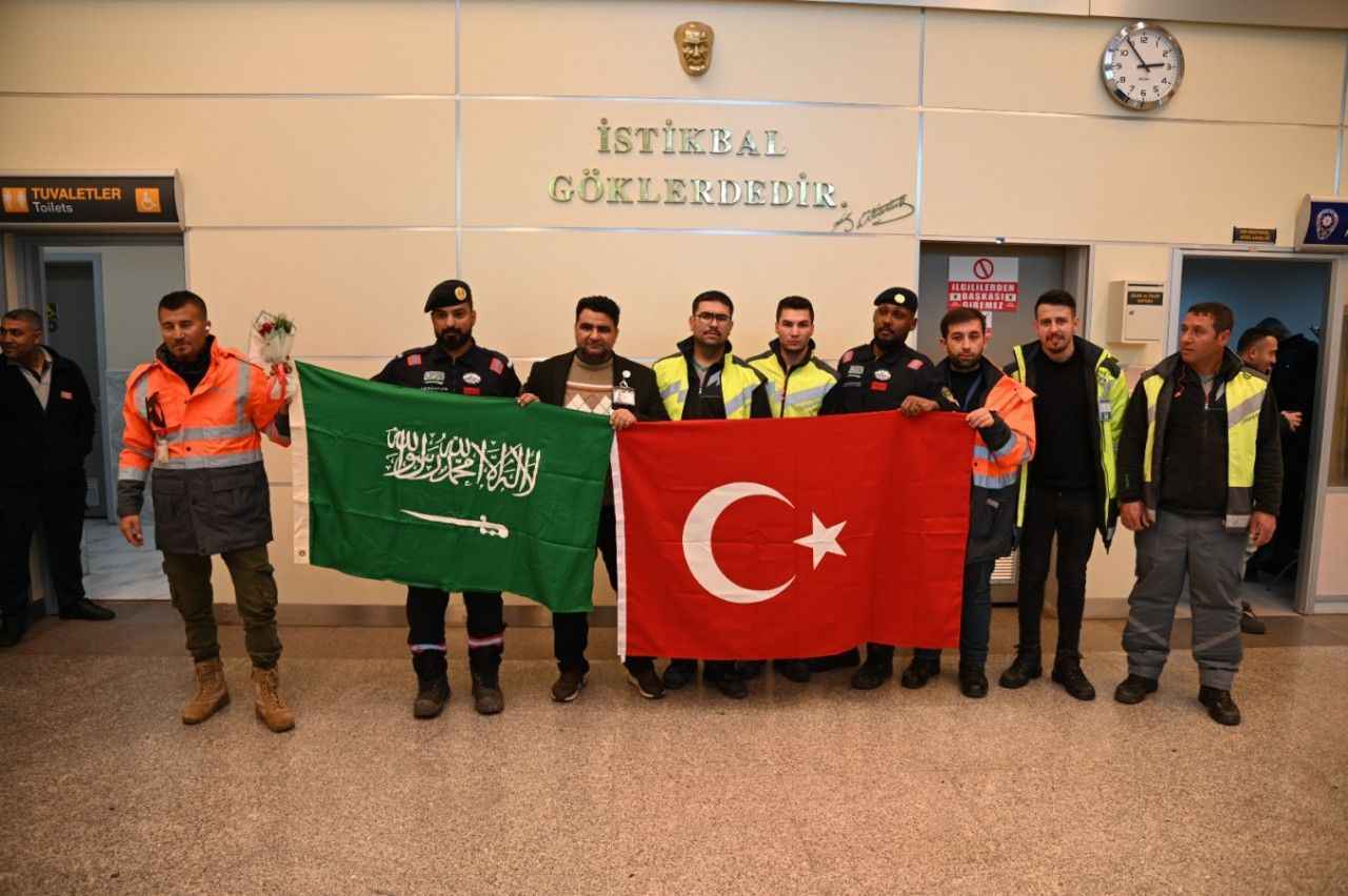 Deprem bölgesine gelen yardım ekipleri ülkelerine dönüyor