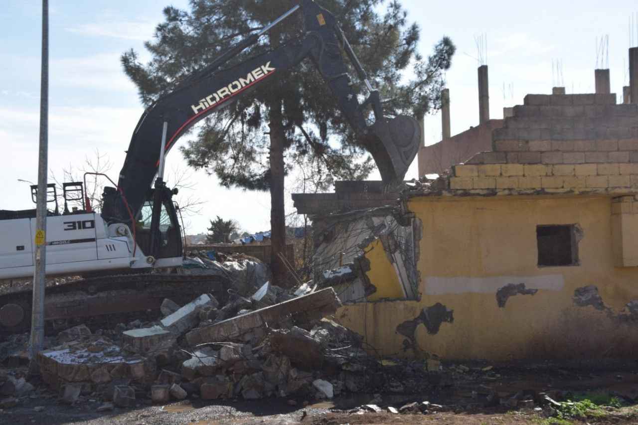Viranşehir’de hasarlı evlerin yıkımına başlandı