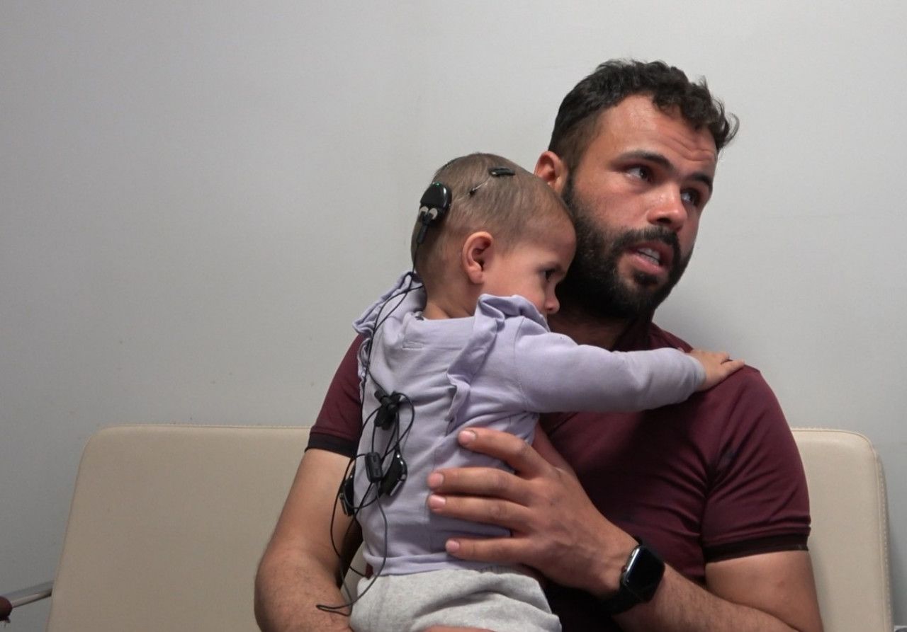 17 aylık Zelal, 'biyonik kulak' ile duydu