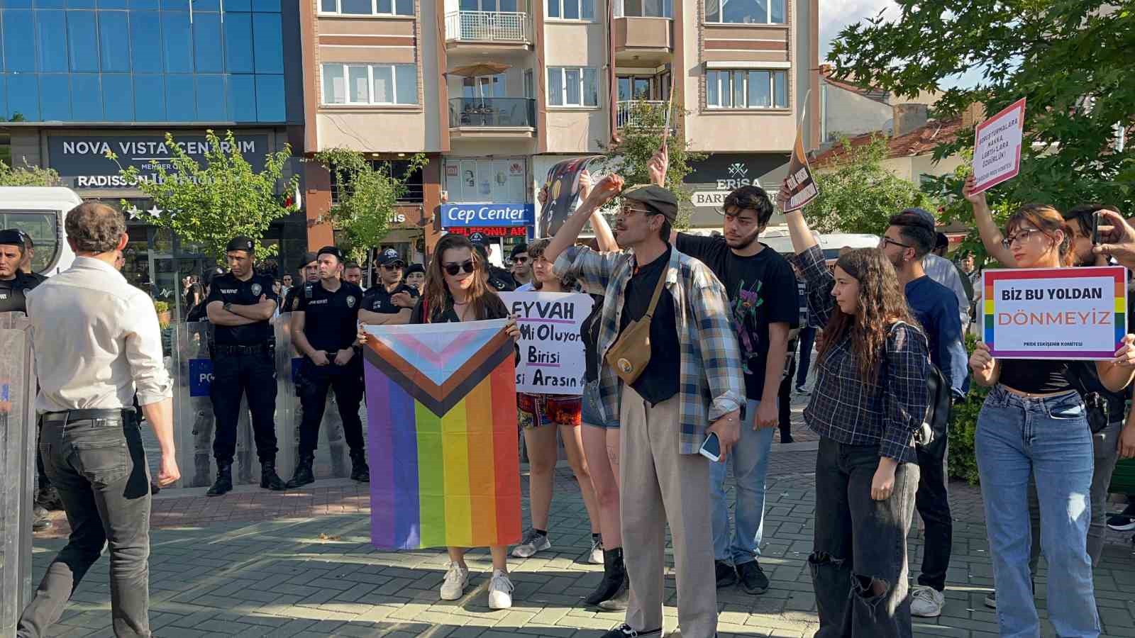 LGBT destekçilerine hapis şoku! Övmek dahi ceza sebebi sayılacak