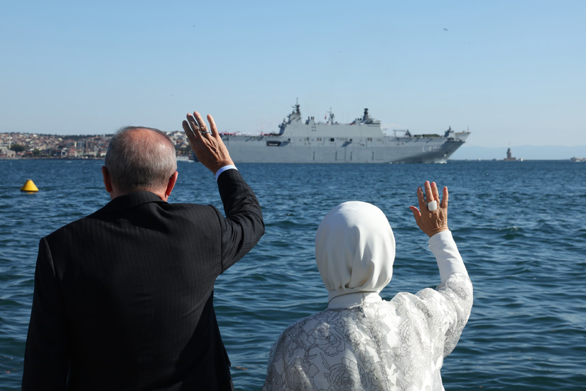 Cumhurbaşkanı Erdoğan selamladı! İstanbul Boğazı'nda 'zafer' geçişi