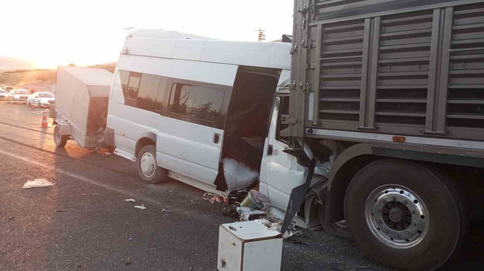 Tarım işçilerini taşıyan minibüs tıra çarptı: 19 yaralı var!