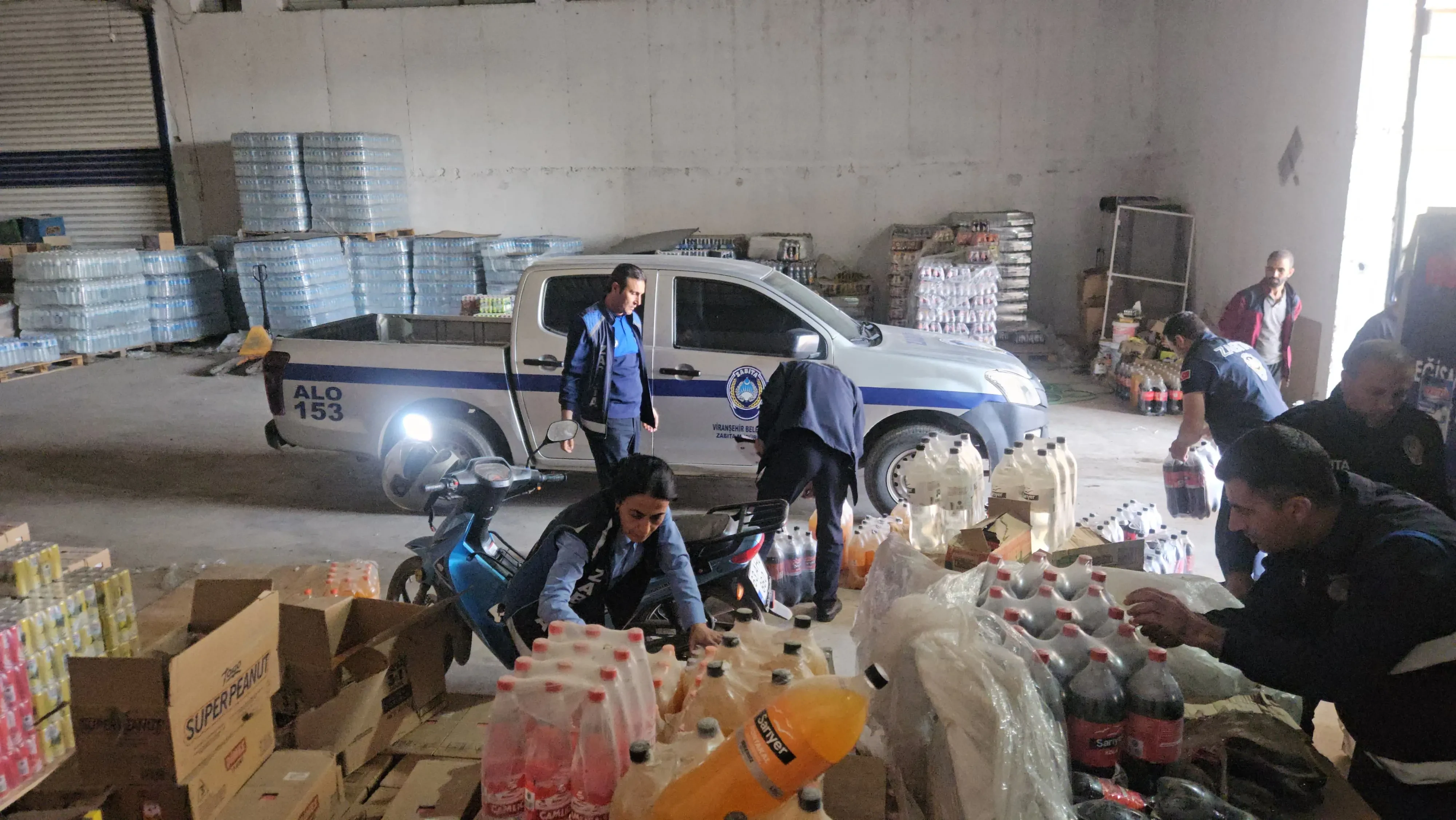 Viranşehir'de SKT’si geçmiş birçok ürün ele geçirildi