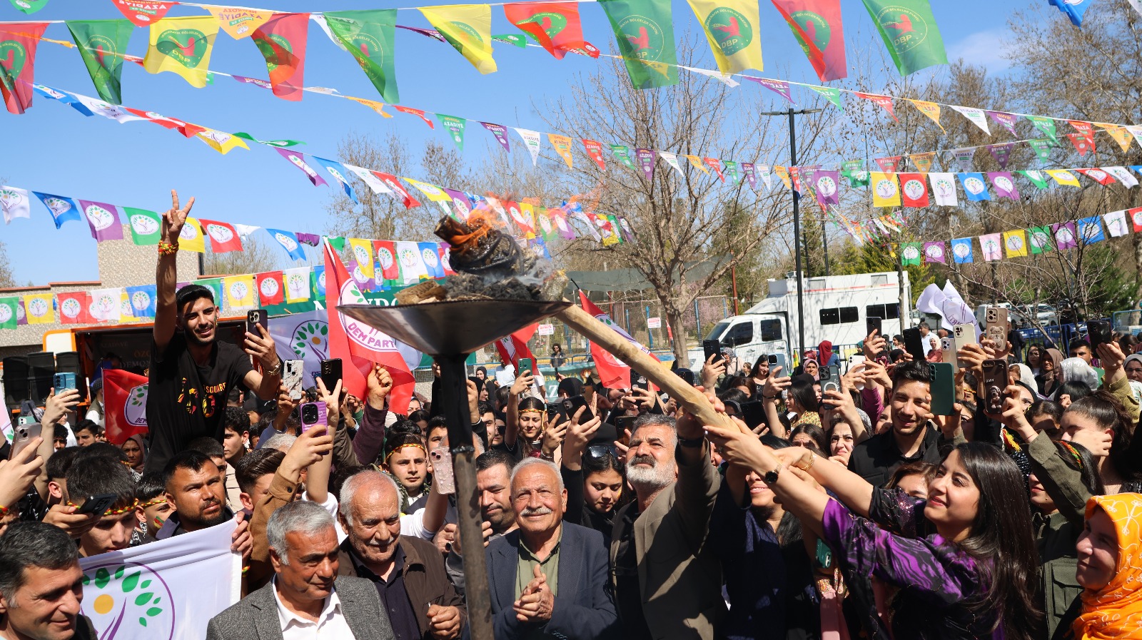 Şanlıurfa’da Newroz ateşi yakılmaya devam ediyor