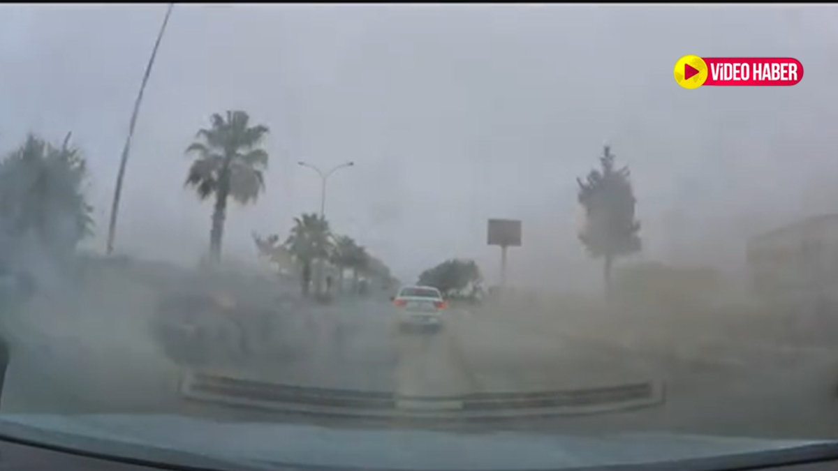 Urfa’da yağmur sonrası oluşan su birikintileri trafiği tehlikeye atıyor!