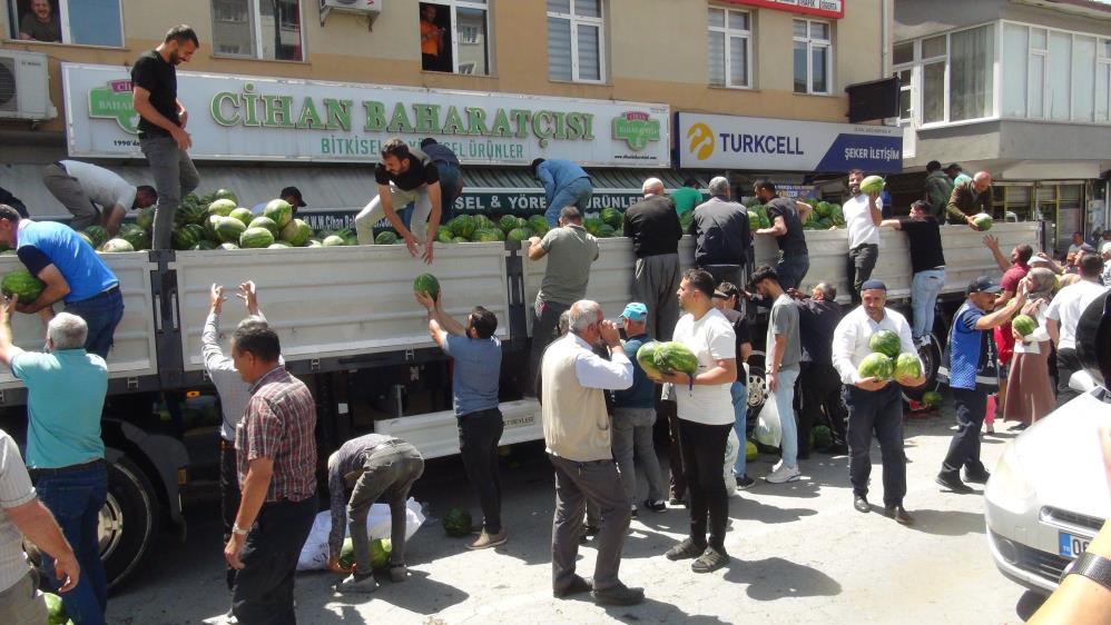 Bir saatte tükendi: 30 ton bedava karpuz dağıtıldı