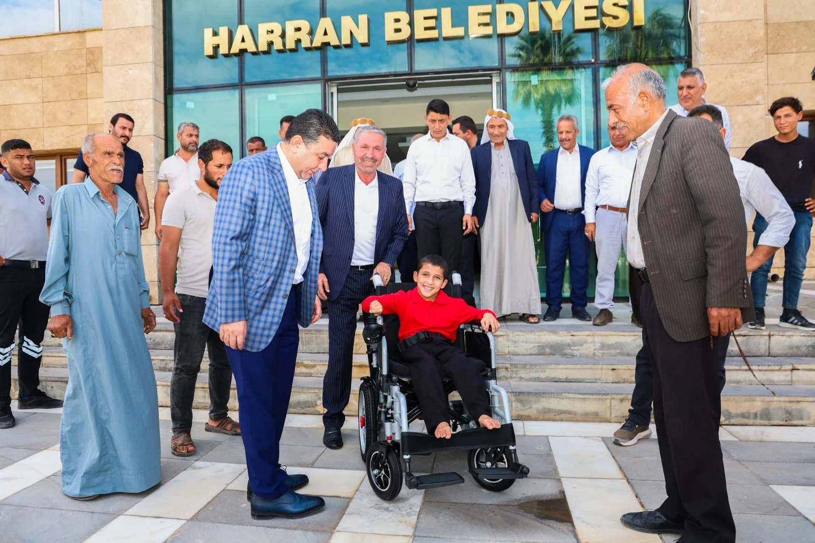 Harran’da engelli vatandaşlara sandalye desteği