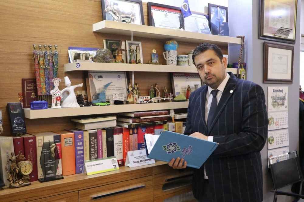 Uzun zamandır ara ara yazıları yayınlanıyordu Hukukçu Altıparmak artık Star'da