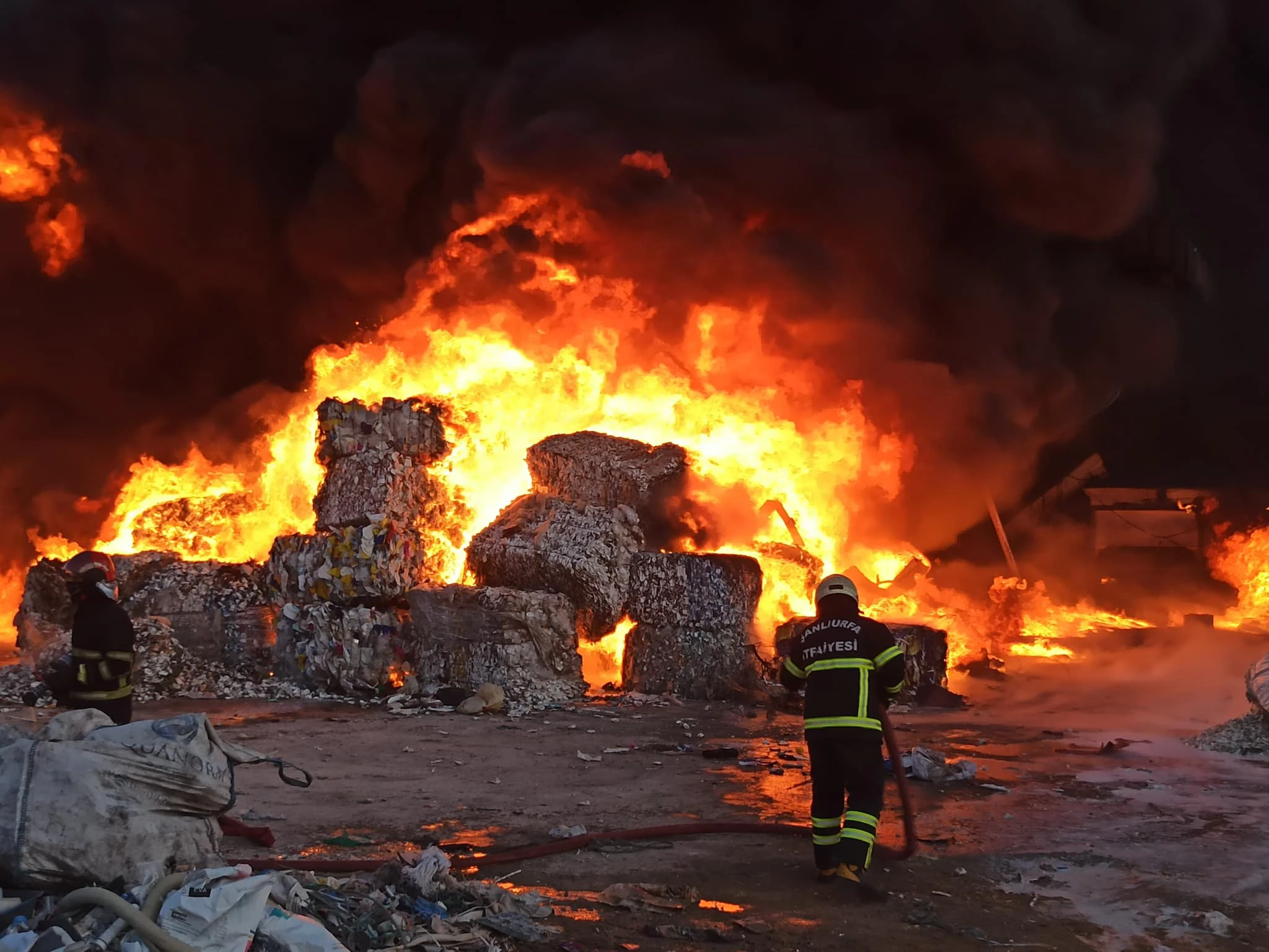 Şanlıurfa'da büyük yangının yeni görüntüleri! Fabrika alev alev