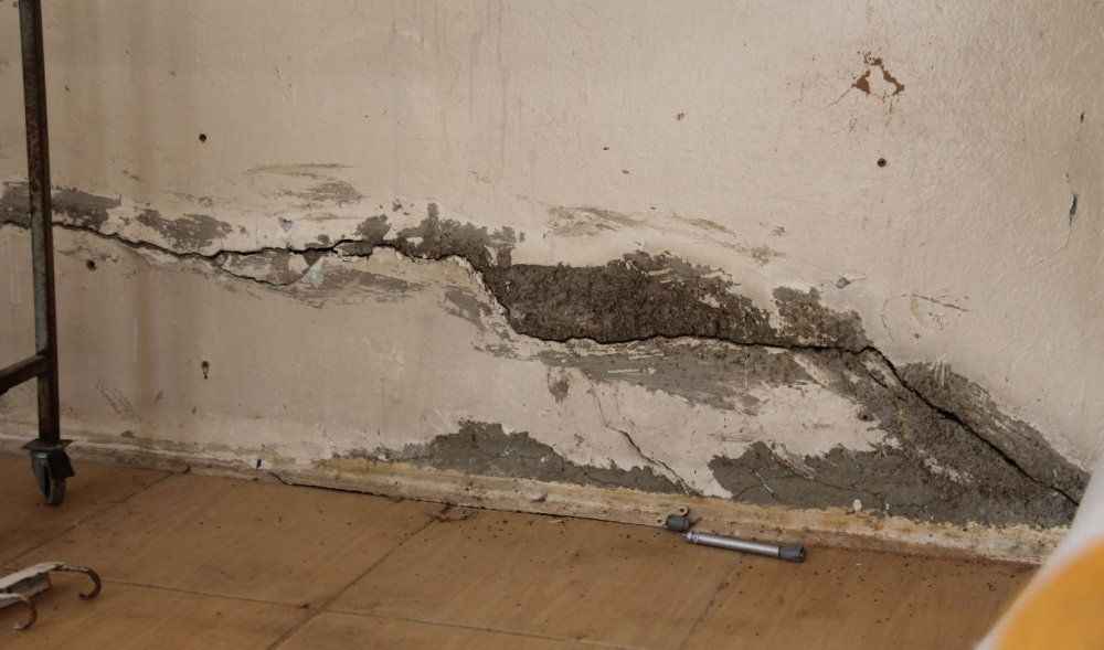 Korku dolu anlar: 5 katlı binanın zemini kaydı, bina boşaltıldı