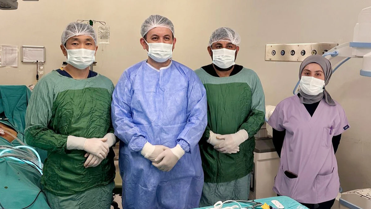 Ceylanpınar'da ilk! 55 yaşındaki kadın hastayı aylardır kıvrandıran taş böyle çıkarıldı