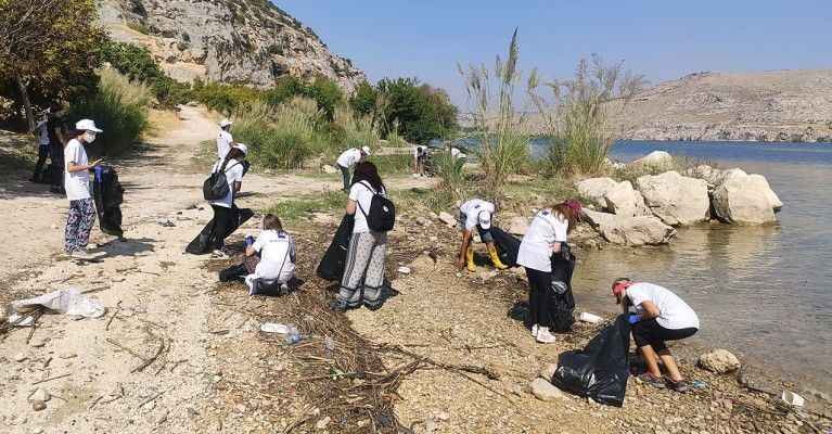 ‘Saklı Cennet’te göl temizliği ve ağaç dikimi yapıldı