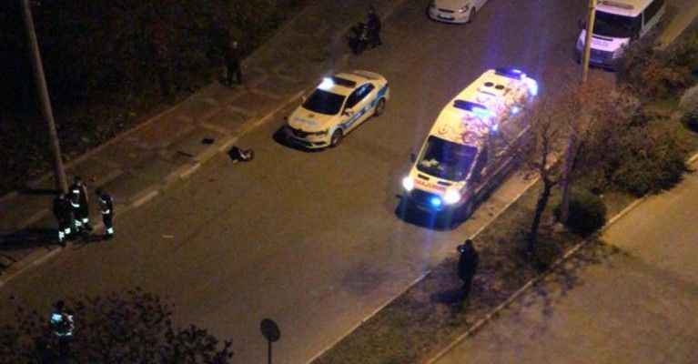 Karaköprü'de aşırı hız yapan sürücü önce ağaçlara sonra araca çarptı
