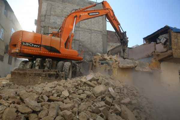 Urfa’nın ilçesinde 1 yılda 78 metruk yapı yıkıldı