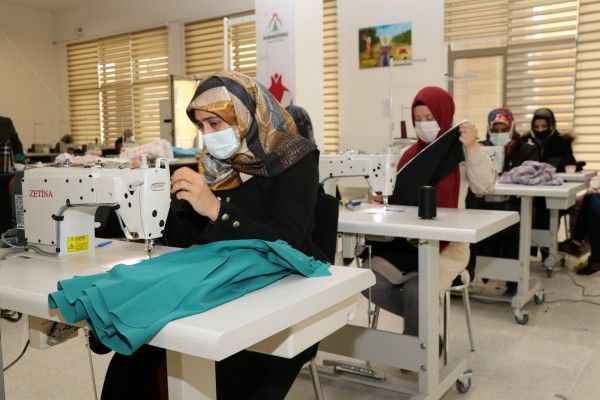 Karaköprü’de kadınlar giyim kursunda meslek öğreniyor