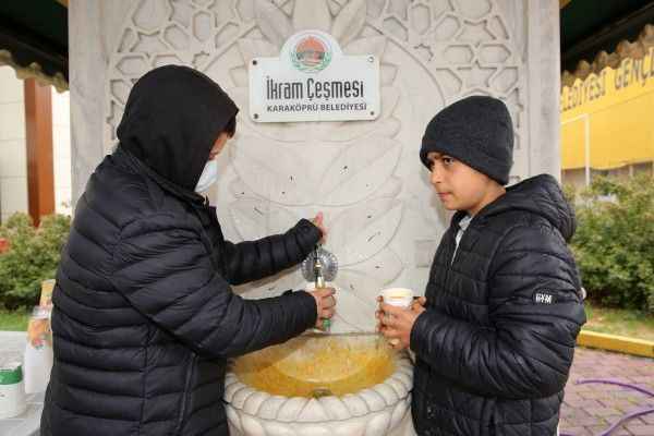 Karaköprü’de ikram çeşmesinden sıcak çorba akıyor
