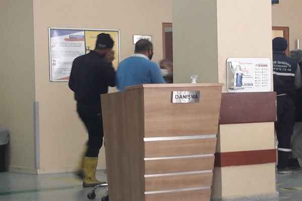 Temizlik işçisi çöp toplarken yaralandı