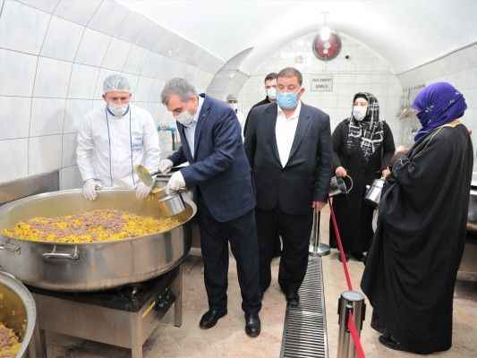 Beyazgül, kendi elleriyle yemek dağıttı