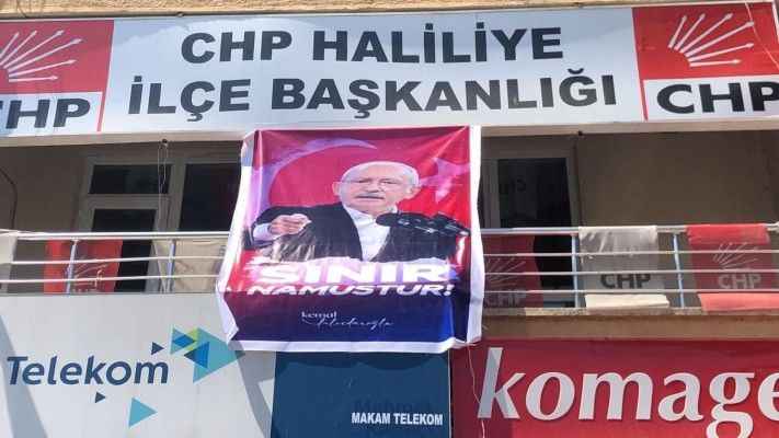 CHP, parti binalarına 'Sınır Namustur' pankartı astı