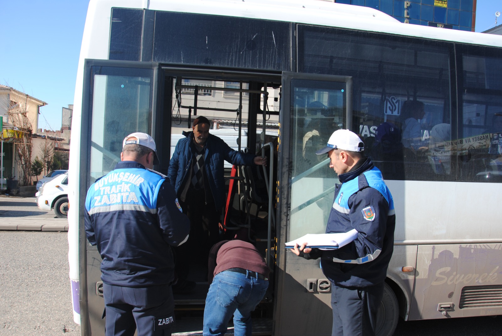 Şanlıurfa’da otobüslere “65 yaş üstü” denetimi