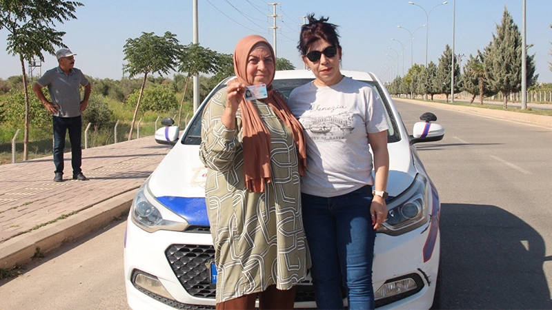 Şanlıurfa'da torununu sınava götürdü, kendisi ehliyet aldı