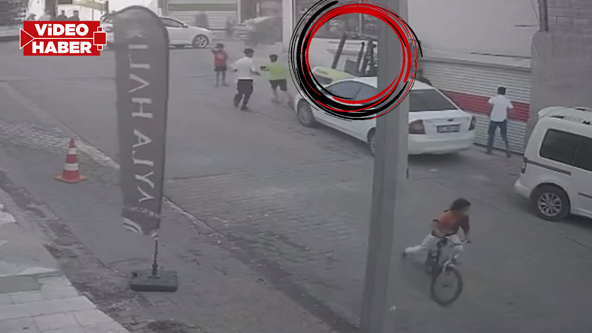 Şanlıurfa’da forklift dehşeti! Otomobile çarpıp iş yerine daldı