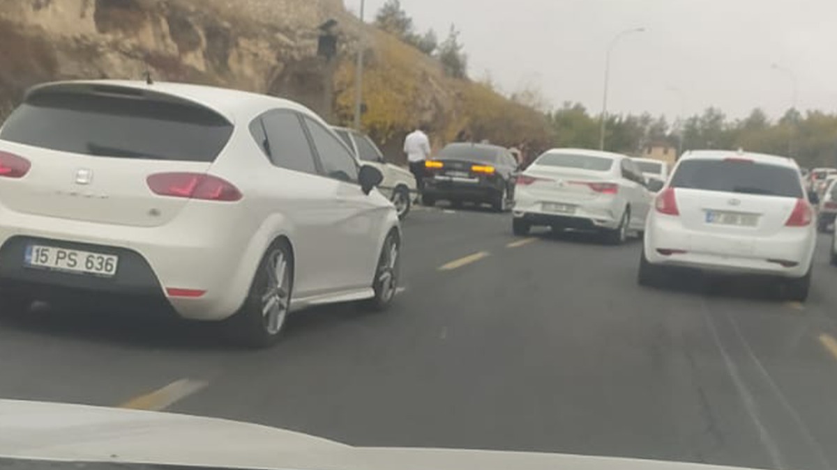 Şanlıurfa'da trafiği kitleyen kaza! Araçlar adım adım ilerledi