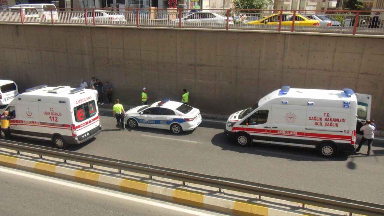 Aynı istikamette giden 2 araç çarpıştı!