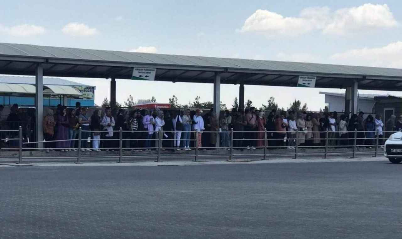 Urfa’da üniversite öğrencilerinin sıcak havada otobüs çilesi!