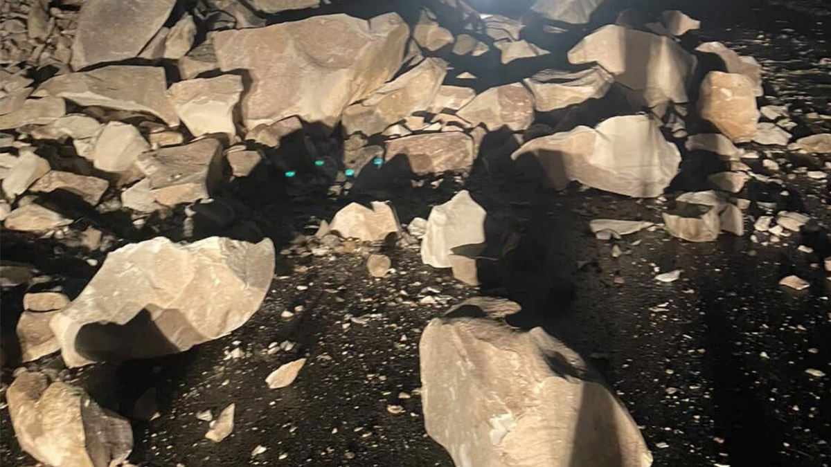 Dağdan kopan kayalar yolu trafiğe kapattı