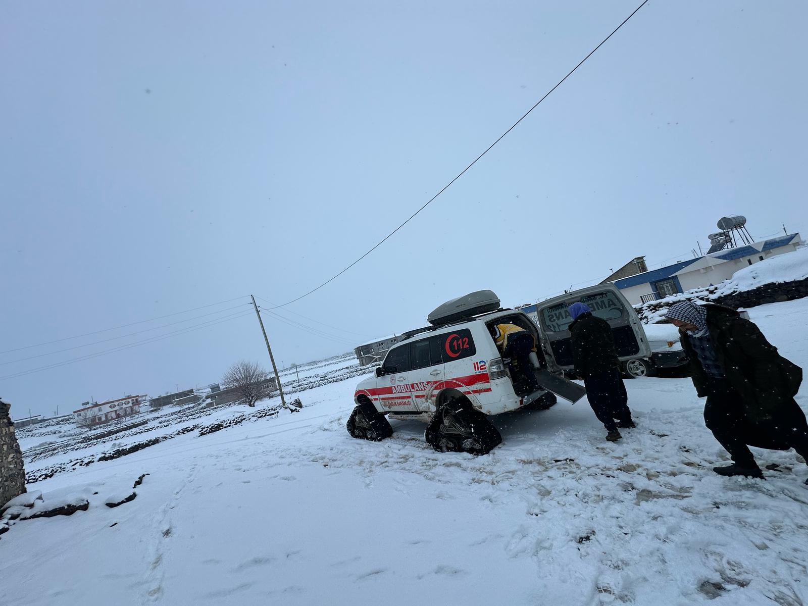 Şanlıurfa’da kar yolları kapattı! Hastalara paletli ambulansla ulaşıldı