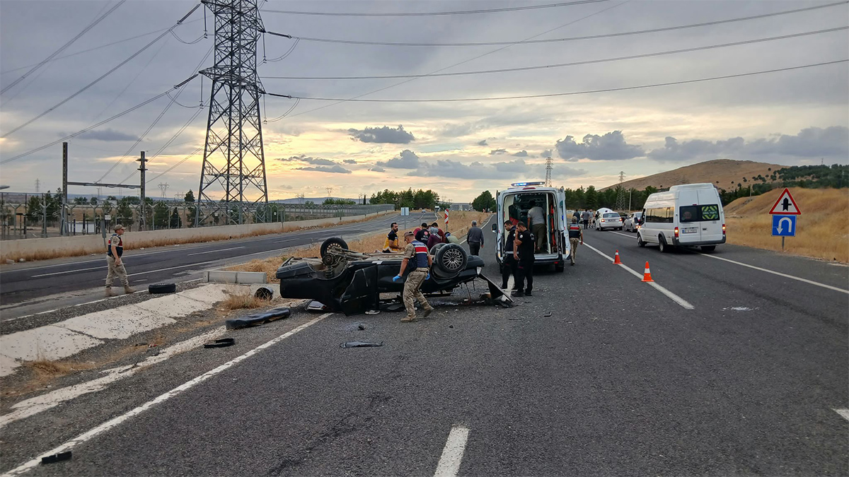Şanlıurfa’da lastiği patlayan otomobil takla attı: Yaralılar var