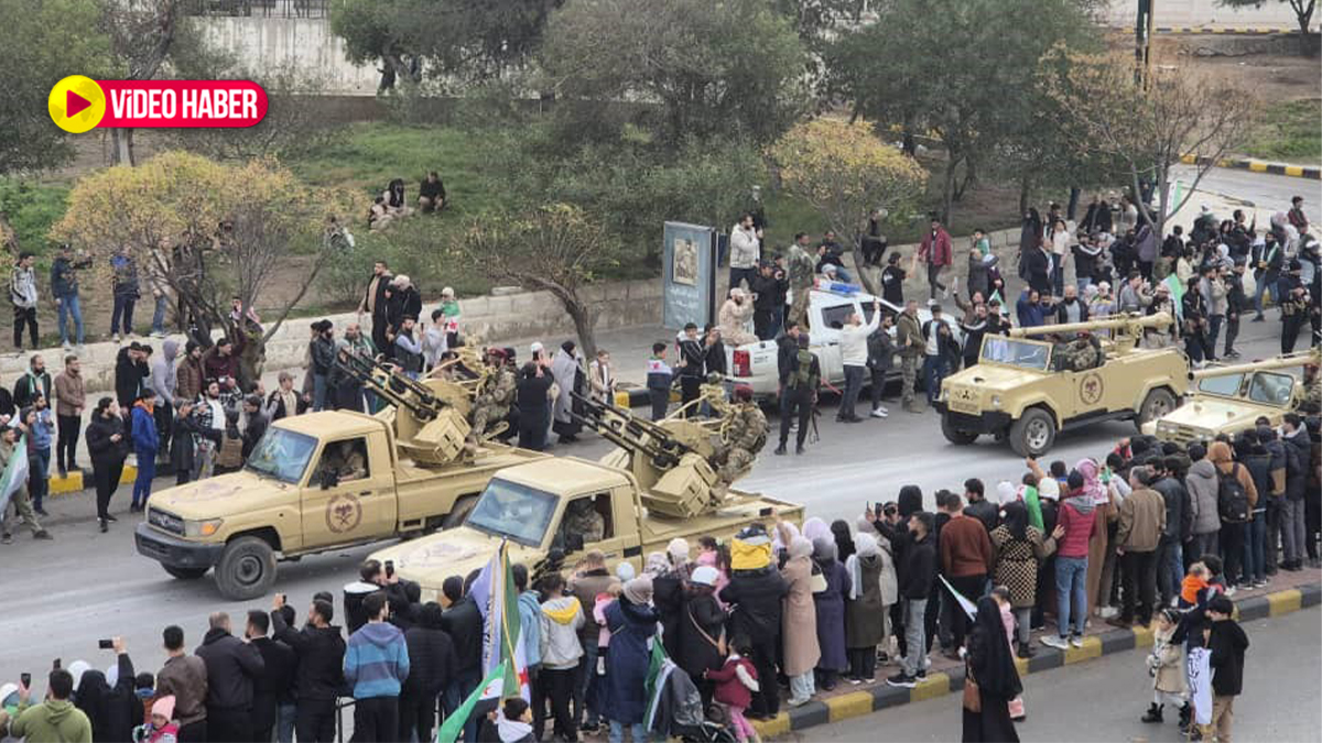 Suriyeliler meydanlara akın etti! Askeri tören gövde gösterisine dönüştü