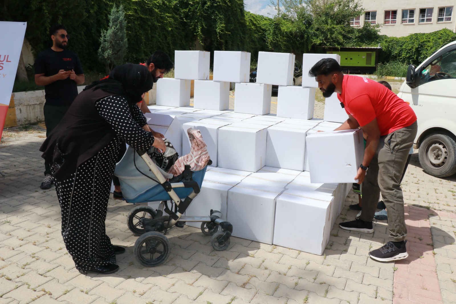 Ramazan bitti, destek bitmedi: Akçakale’de 120 yetim ve dul aileye gıda yardımı