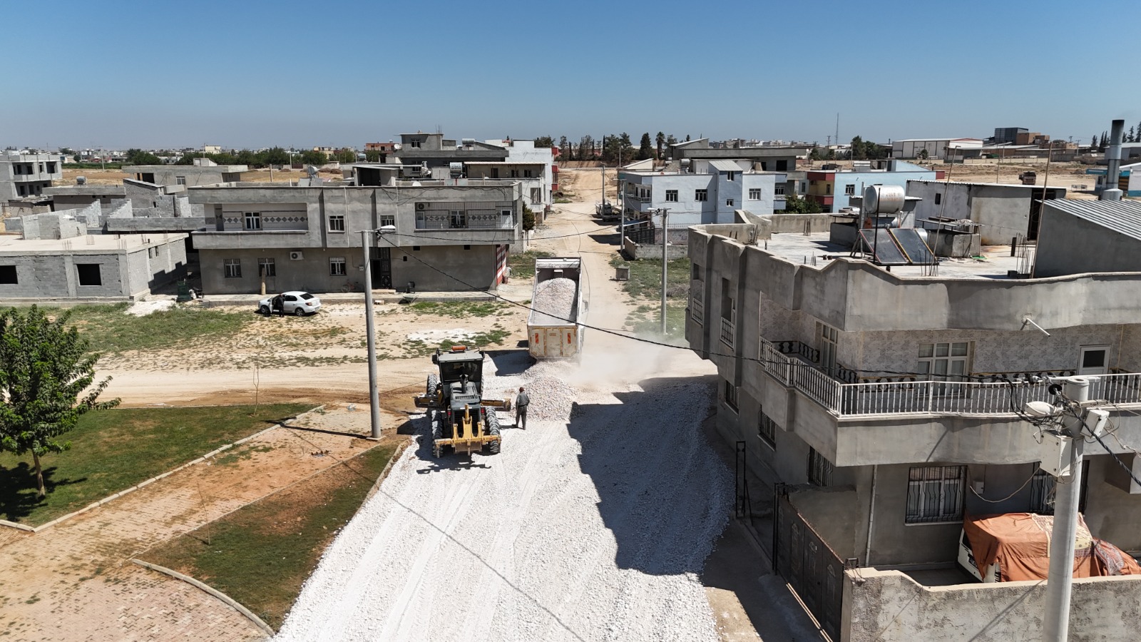 Akçakale’de yol çalışmaları aralıksız sürüyor