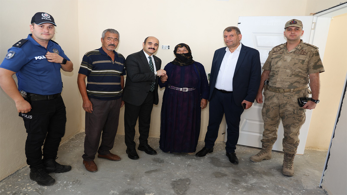 Akçakale’de yürek ısıtan anlar: Bir aile daha yeni evlerine kavuştu