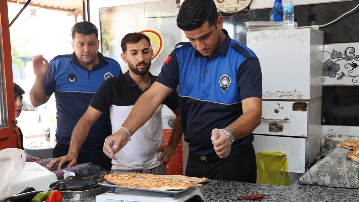 Akçakale’de zabıtadan sıkı denetim: Gramaj, hijyen ve etiketler tek tek incelendi