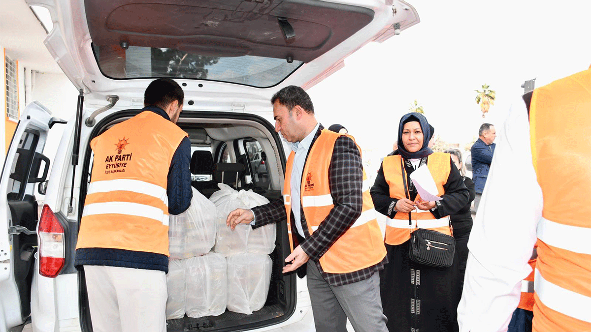 Eyyübiye’de Ramazan bereketi: Her gün onlarca haneye sıcak yemek ulaştırılıyor