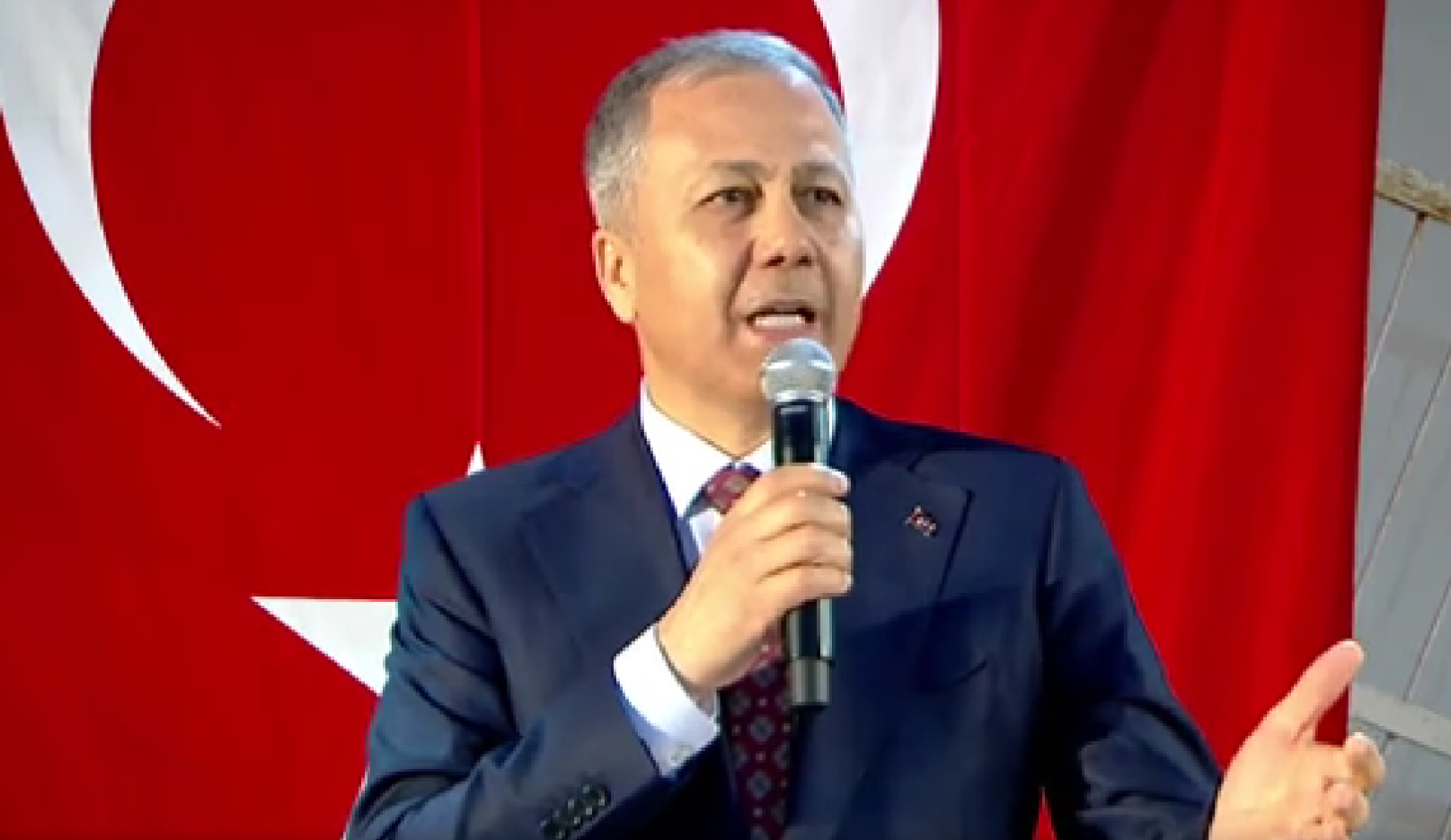 Bakan Yerlikaya açıkladı... İşte bu geceki gösterilerde gözaltı sayısı