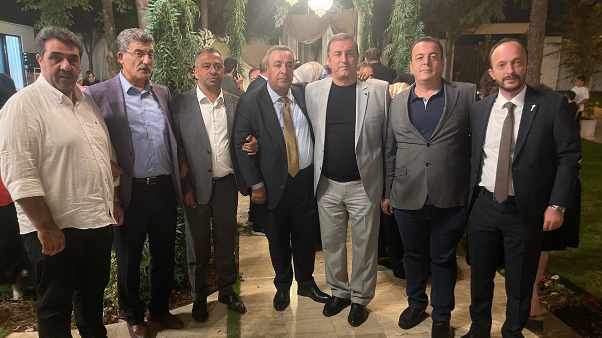 Anahtar Parti düğünde buluştu! Baydar ve Ağıralioğlu yan yana halay çekti