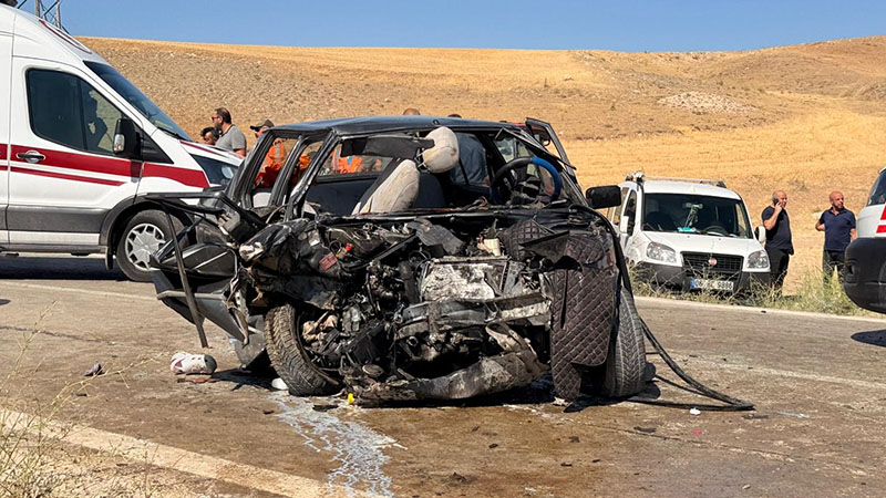Ankara'da iki araç kafa kafaya çarpıştı: 1 ölü, 4 yaralı