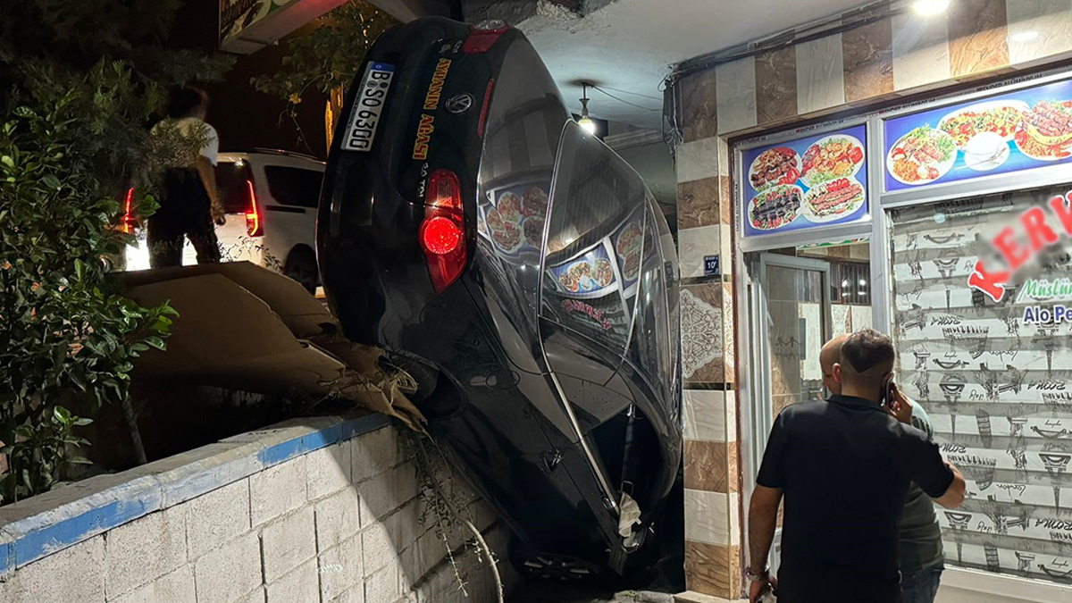Şanlıurfa’da akıl almaz kaza! Otomobil lokantaya girdi