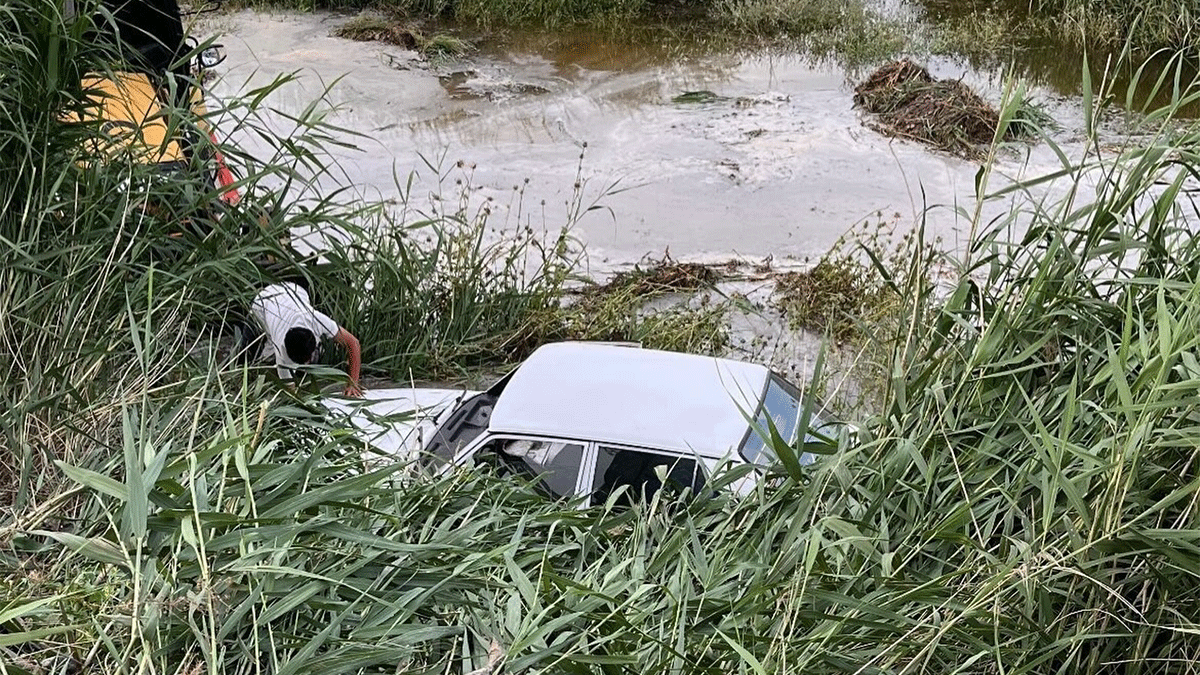 Şanlıurfa’da kontrolden çıkan otomobil gölete uçtu!